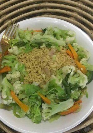 A picture of My Christmas vegetable indomie.