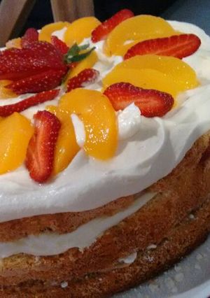 Una foto de Bizcochuelo con crema y frutas!!