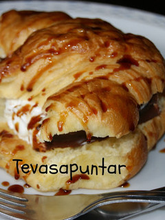 Una foto de Croissant relleno helado 🍨🍧