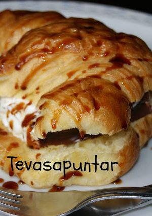 Una foto de Croissant relleno helado 🍨🍧