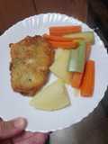 Merluza empanada con papas y verduras cocidas