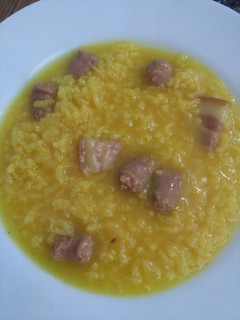 Una foto de Arroz caldoso con salchichas y bacon