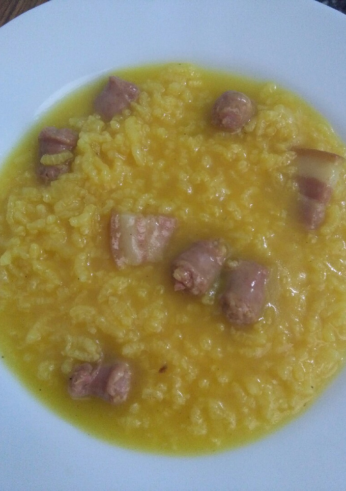Una foto de Arroz caldoso con salchichas y bacon