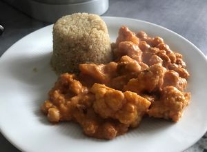 Une photo de Pois chiches sauce cacahuète et quinoa