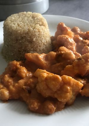 Une photo de Pois chiches sauce cacahuète et quinoa