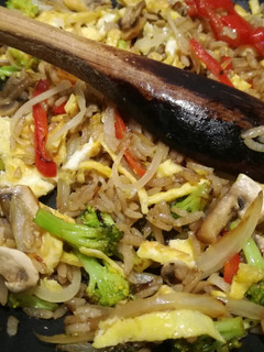 Una foto de Arroz salteado con verduras y huevo