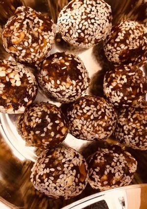 A picture of Dates ball.