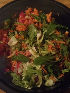 Una foto de Ensalada de vegetales y huevo