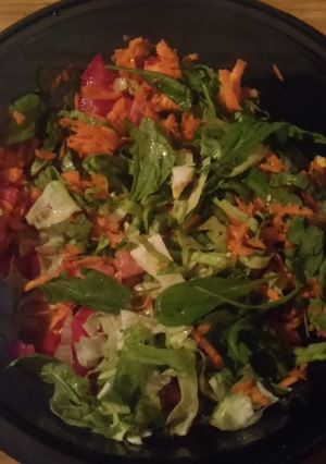 Una foto de Ensalada de vegetales y huevo