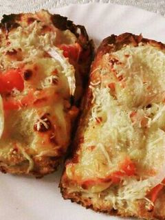 Una foto de Tostadas con quesito y cherrys🍅🍅