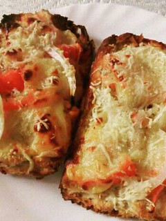 Una foto de Tostadas con quesito y cherrys🍅🍅