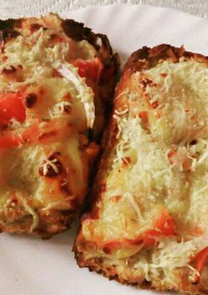 Una foto de Tostadas con quesito y cherrys🍅🍅
