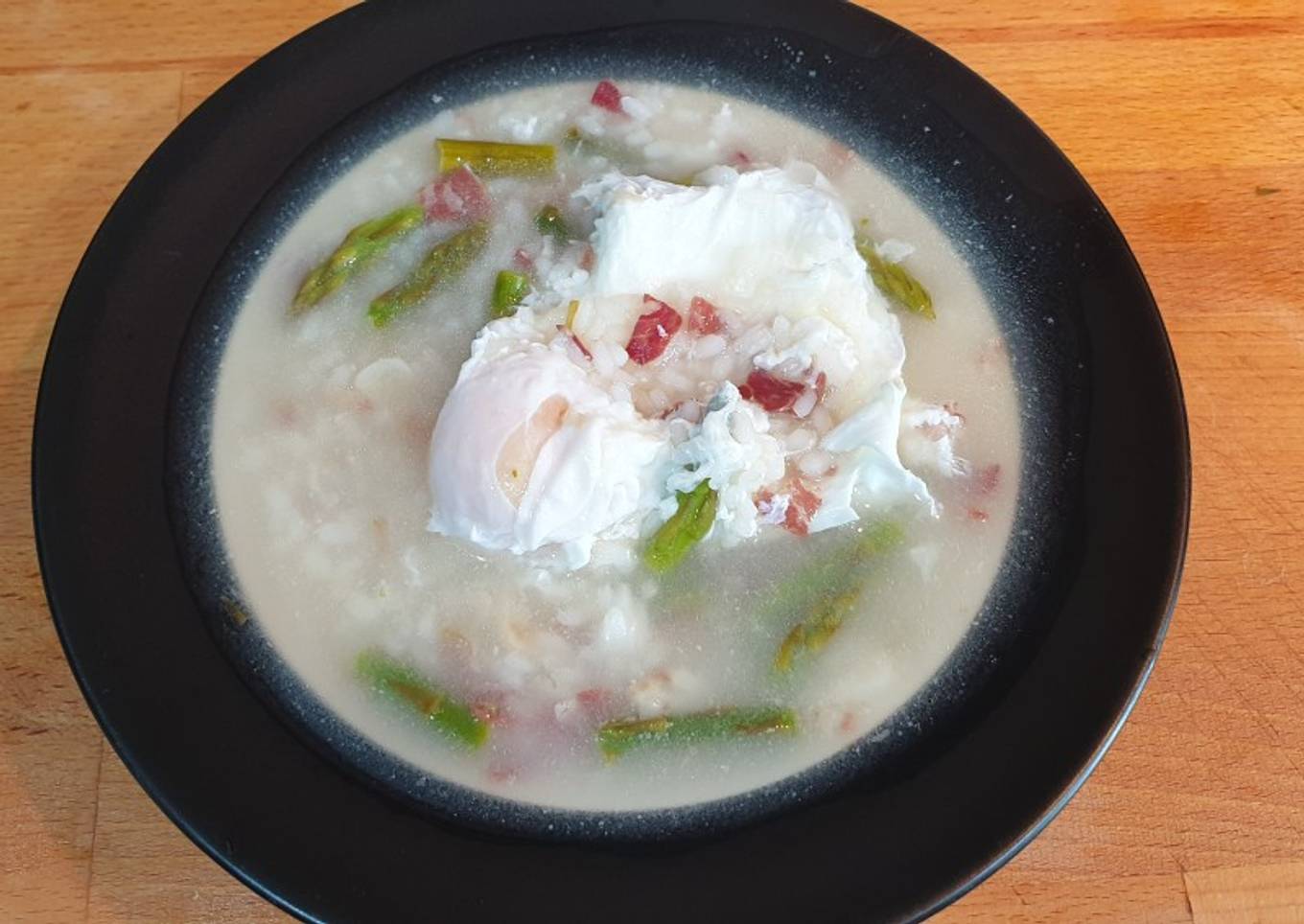 Sopa de arroz, trigueros, jamón y huevo escalfado