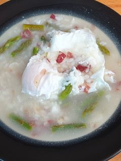 Una foto de Sopa de arroz, trigueros, jamón y huevo escalfado