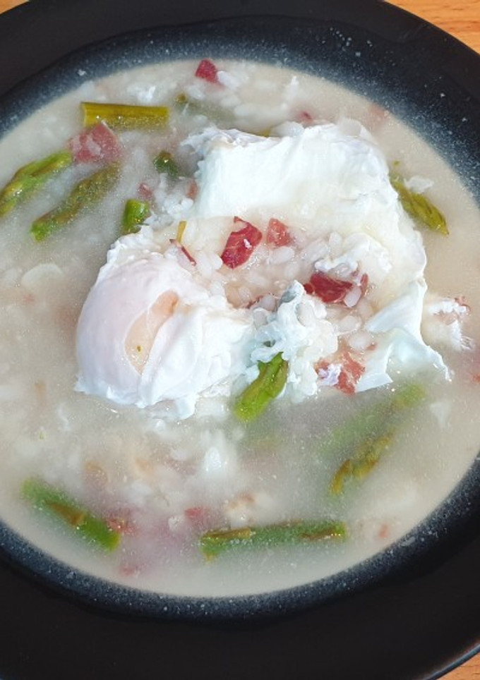 Una foto de Sopa de arroz, trigueros, jamón y huevo escalfado