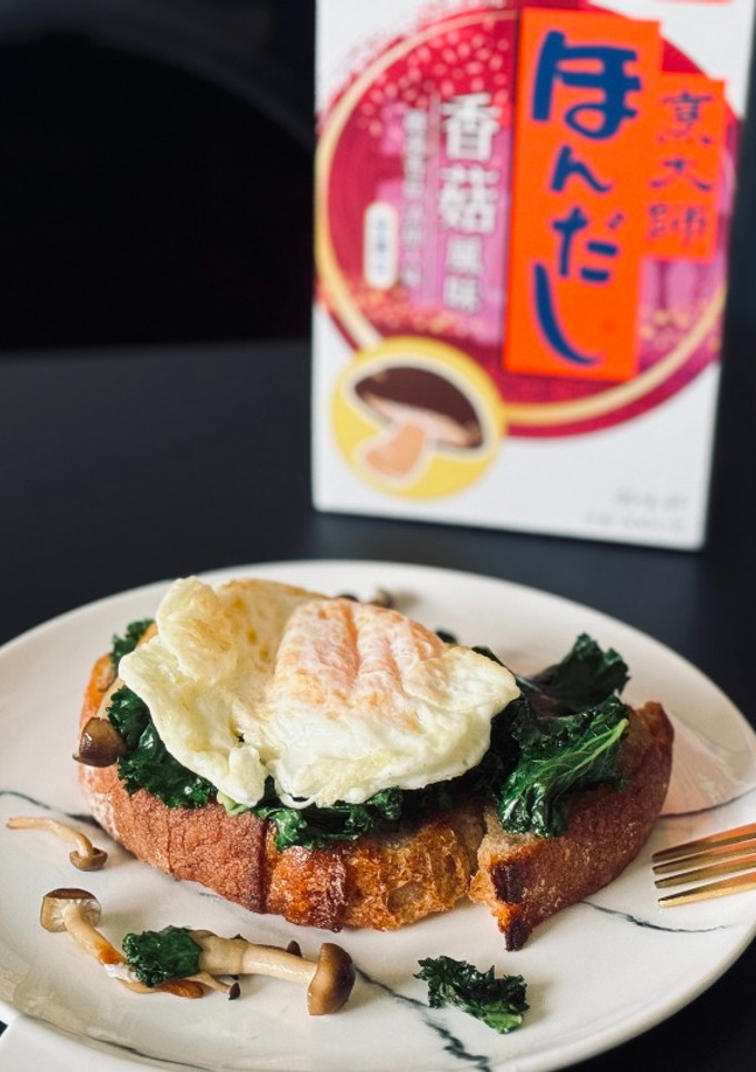 營養早餐 | 羽衣甘藍鮮菇蛋開放式三明治 的食譜成品照片