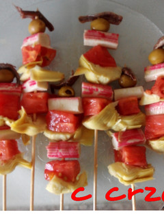 Una foto de Brochetas de surimi, tomate y alcachofas
