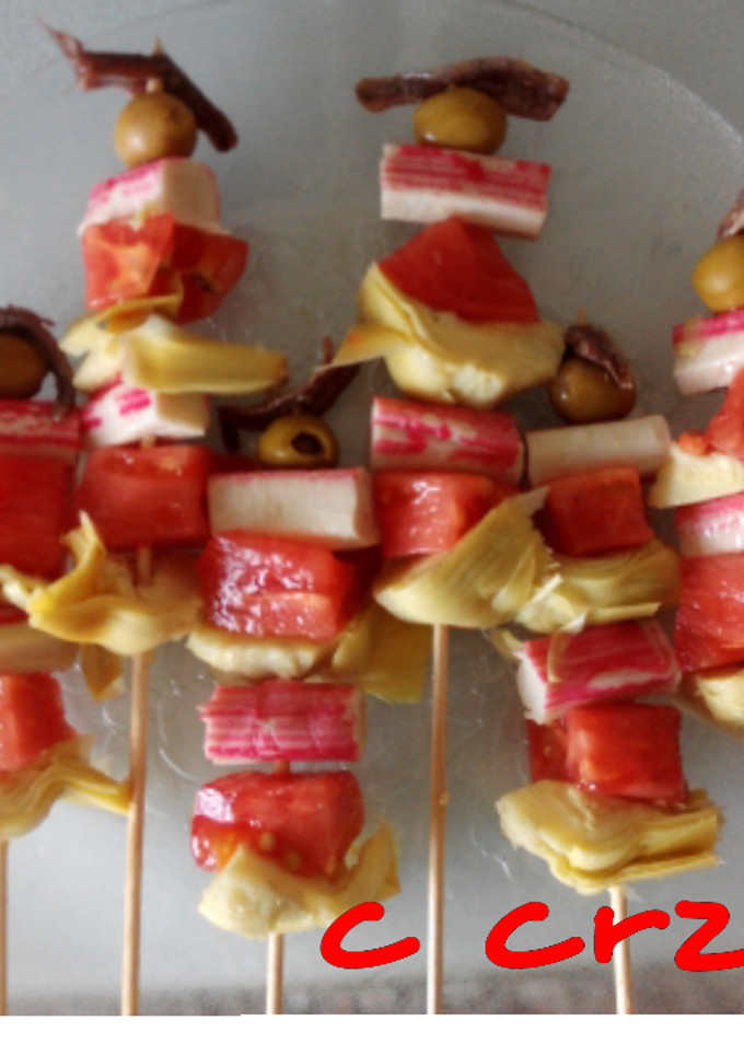 Una foto de Brochetas de surimi, tomate y alcachofas