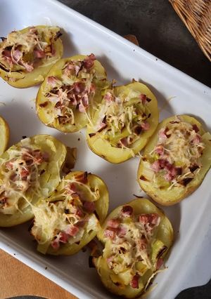 Une photo de °Pommes de terre farcies au jambon et fondue de poireaux°