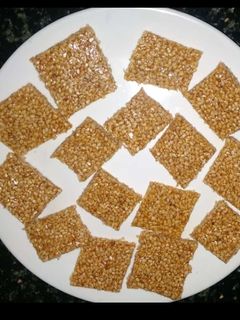 तिळगुळाची वडी (Tilgul Vadi Recipe In Marathi) रेसिपी चे मुख्य फोटो 