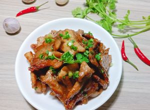 Hình của món Thịt ba chỉ rang cháy cạnh.