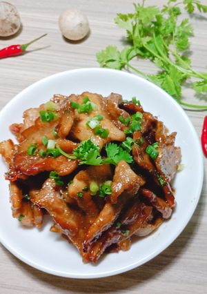 Hình của món Thịt ba chỉ rang cháy cạnh.