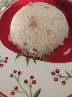 Una foto de Arroz con ajo y cebolla en olla arrocera