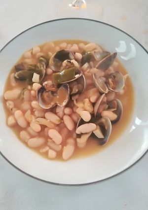 Una foto de Alubias con almejas