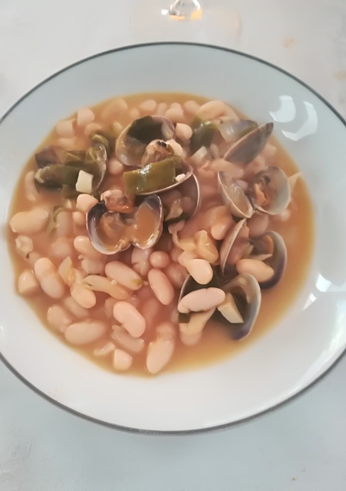 Una foto de Alubias con almejas