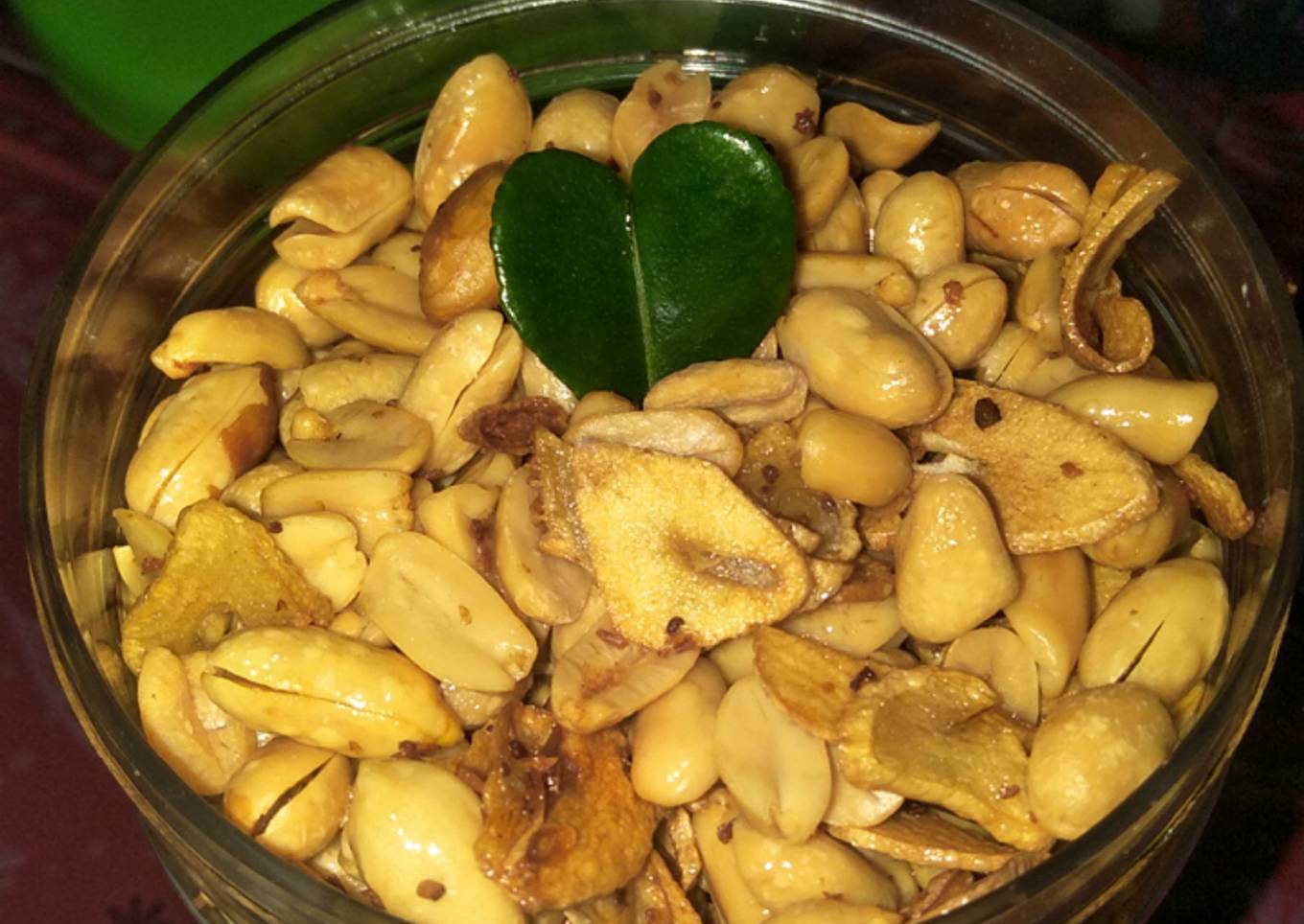 Kacang goreng bawang dgn daun jeruk