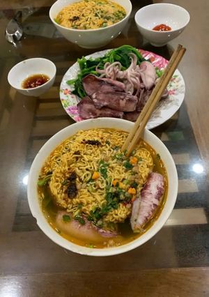 Hình của món Mì gói ăn với mực và rau muống siu ngonnnn.