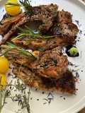 Côtelettes d’agneau 🐑 marinées 🍯aux herbes ☘️🌱🍃de Provence