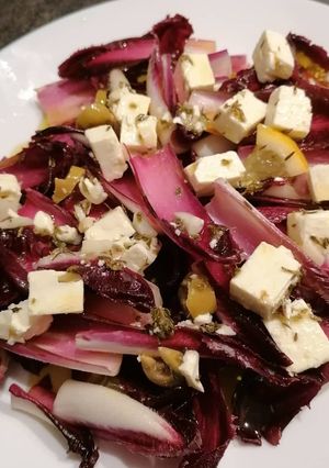 Une photo de Salade d'endives rouge carmine avec feta marinée au citron thym