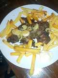 Poulet Grillé avec Frites et Oignons Grillés
