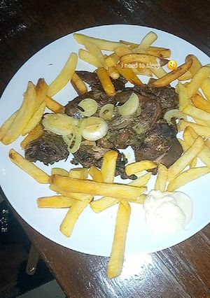 Une photo de Poulet Grillé avec Frites et Oignons Grillés