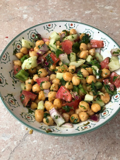 Una foto de Ensalada fresca con garbanzos