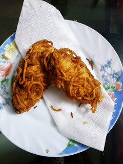 ক্রিসপি ফ্রায়েড চিকেন র্যপড ইন নুডলস(crispy fried chicken wrapped in noodles recipe in Bengali) রেসিপির প্রধান ছবি