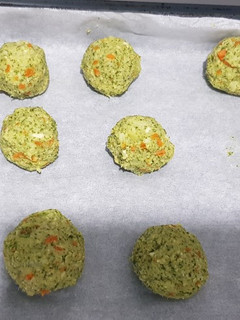 Una foto de Albóndigas de brócoli, zanahoria, queso y cebolla