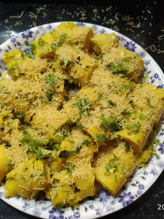 ખાંડવી(બેસન)(Khanvi recipe in Gujarati) રેસીપી મુખ્ય ફોટો