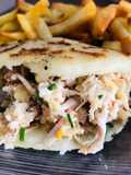 Arepa de pollo, ciboulette y dambo
