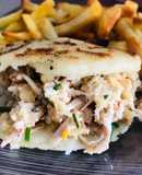 Arepa de pollo, ciboulette y dambo