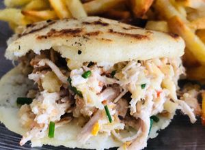 Una foto de Arepa de pollo, ciboulette y dambo