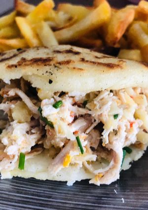 Una foto de Arepa de pollo, ciboulette y dambo