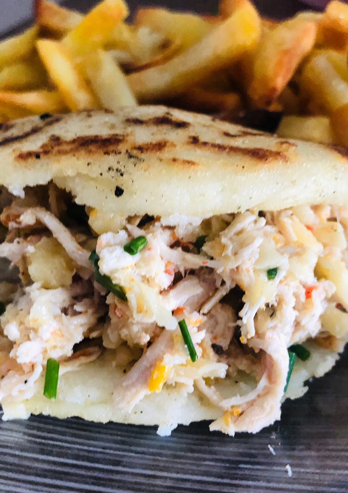 Una foto de Arepa de pollo, ciboulette y dambo