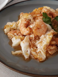 Una foto de Gambas al pil pil con huevos rotos