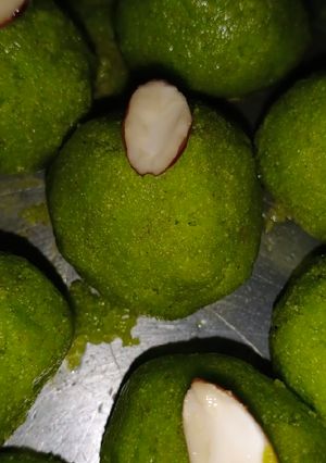 A picture of Sooji ladoo in green color.