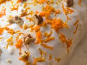 Una foto de budin de zanahoria y nueces