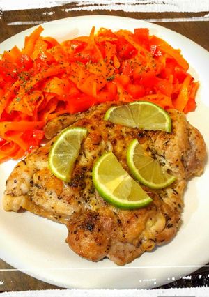 Una foto de Pata Muslo a la Lima con Ensalada de Zanahoria y Tomates
