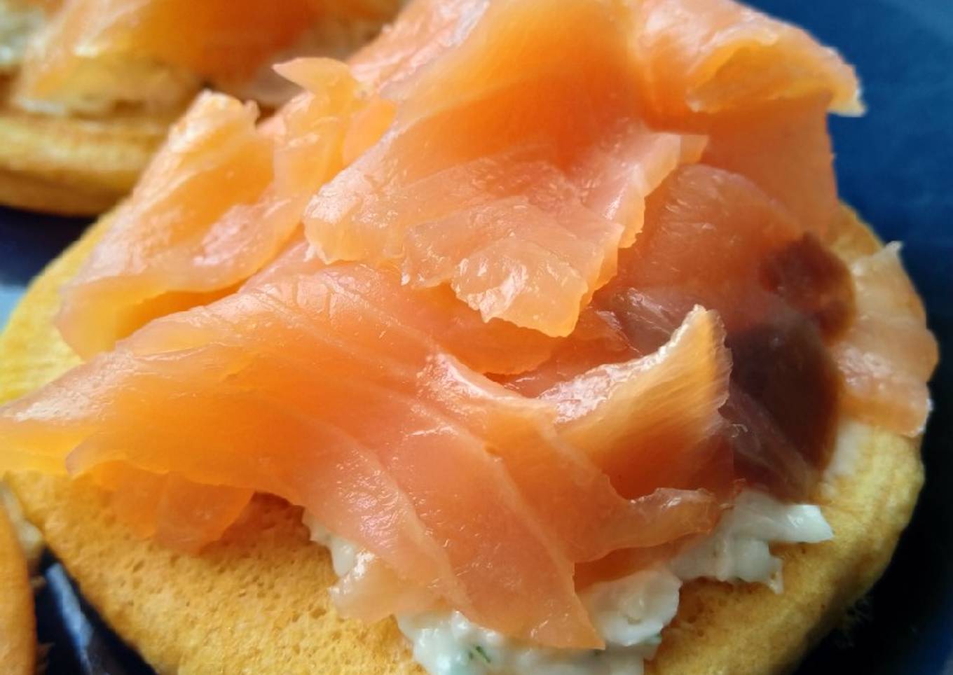 Pancake maïs chèvre miel et saumon