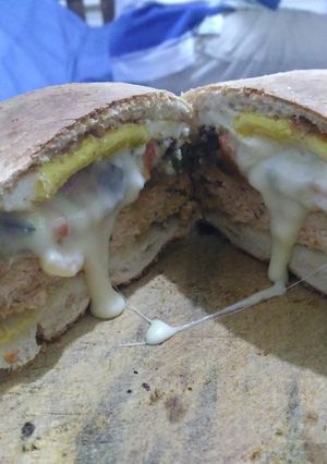 Una foto de Pamburguesa de pollo y cerdo